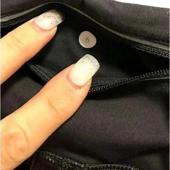 LULULEMON BLACK CROPPED CAPRI STASH IT LEGGINGS - Picture 10 of 10